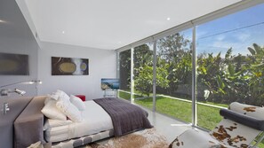 4 bedrooms, iron/ironing board, Internet, bed sheets - Point Break - Metres to the Sand (AVOCA BEACH)