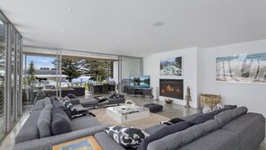 Living area - Point Break - Metres to the Sand (AVOCA BEACH)