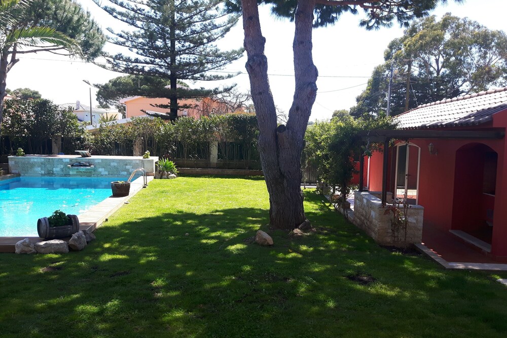 Garden and pool house in Cascais