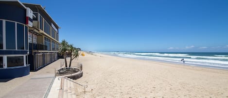 På stranden