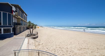 4 Seasounds - Directly opposite Maroochydore Beach
