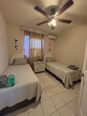 3 slaapkamers, een strijkplank/strijkijzer, gratis wifi, beddengoed