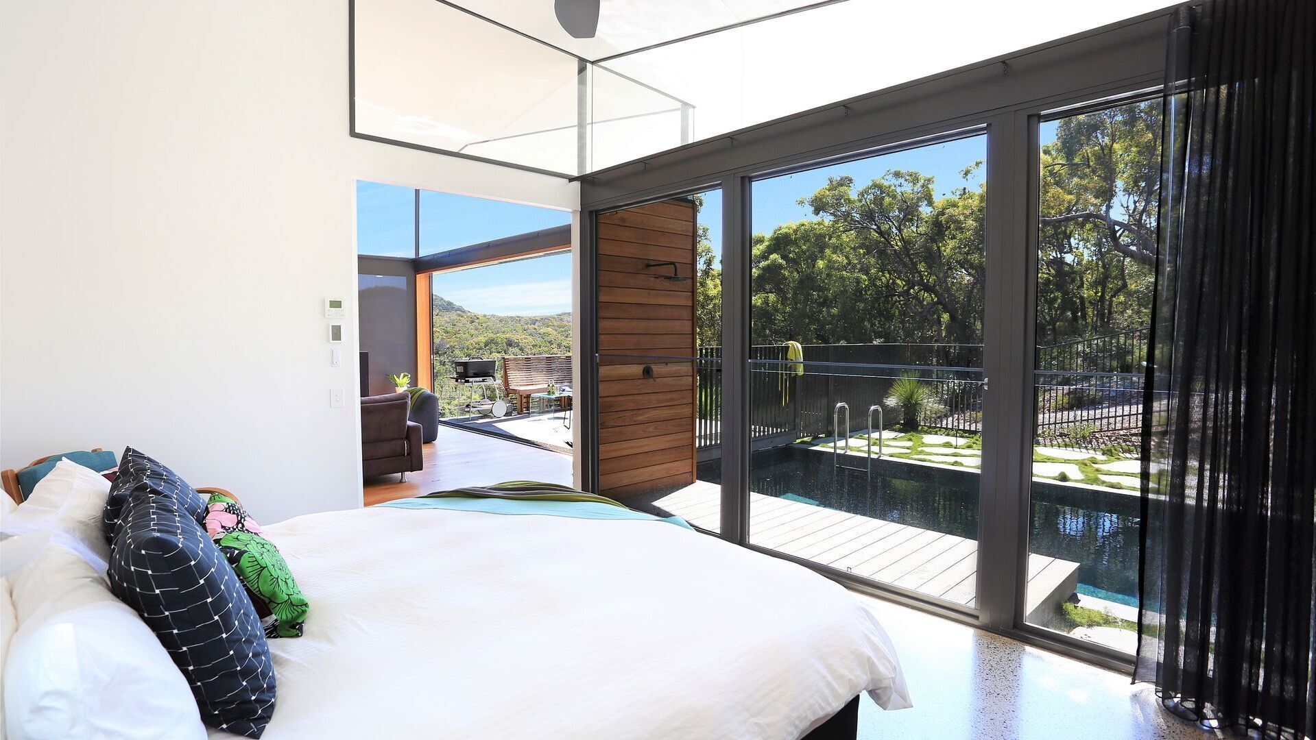 4 bedrooms, iron/ironing board, internet, bed sheets