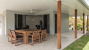 Outdoor dining - Rangimarie Holiday House (Little Mountain)