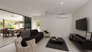 Smart TV, DVD player, books, stereo - Rangimarie Holiday House (Little Mountain)