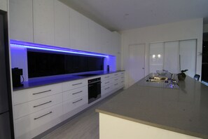 Fridge, microwave, oven, stovetop - Rangimarie Holiday House (Little Mountain)