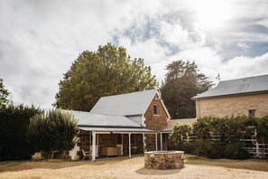 Exterior - Luxury 1830s Kippilaw Schoolhouse Farmhouse (Parkesbourne)