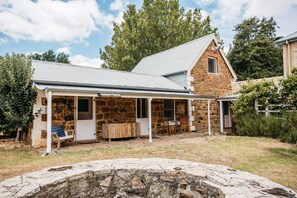 Exterior - Luxury 1830s Kippilaw Schoolhouse Farmhouse (Parkesbourne)
