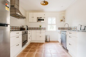 Fridge, microwave, oven, stovetop - Luxury 1830s Kippilaw Schoolhouse Farmhouse (Parkesbourne)