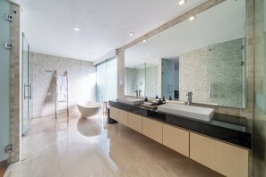 Dusche, Haartrockner, Handtücher, Seife