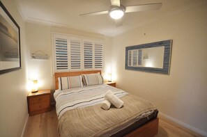 3 bedrooms, iron/ironing board, WiFi, bed sheets - "Evergreen by the Sea" (Macmasters Beach)