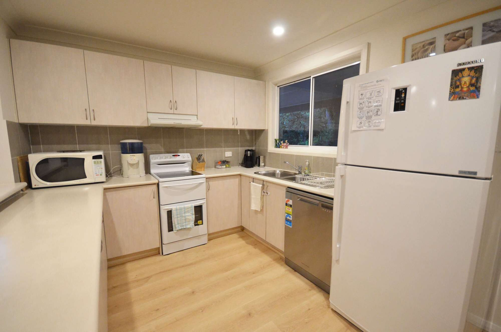 Refrigerador, microondas, horno y parrilla de estufa 