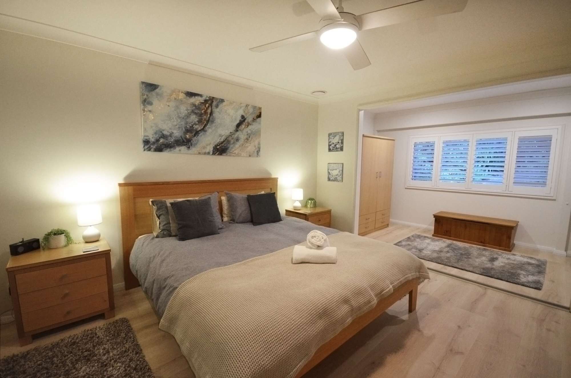 3 habitaciones, tabla de planchar con plancha, wifi y ropa de cama 