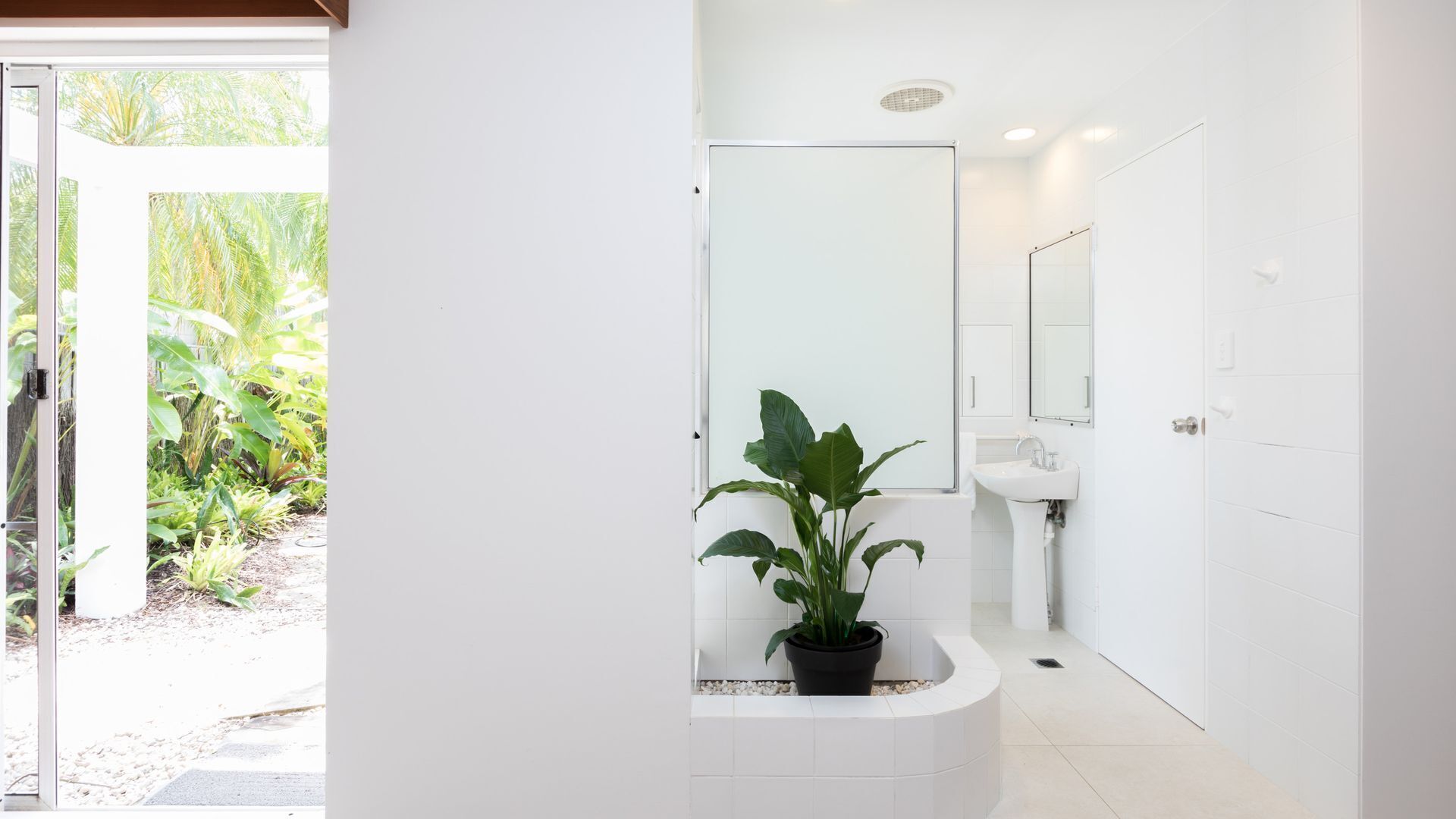 Noosa Heads Beach House - Walk to Main Beach & Little Cove — image 13