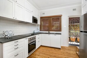 Microwave, stovetop, dishwasher - Crows Nest - HUNT1 - Huntington Street - Ground Floor 1BR Retreat with Garden Access Near Vibrant Crows Nest (Crows Nest)