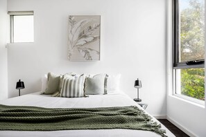 2 bedrooms, iron/ironing board, travel cot, free WiFi - Executive Coastal Living (Coogee)