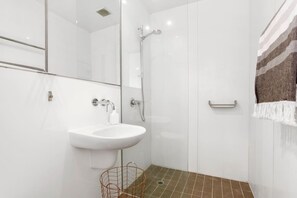 Haartrockner, Handtücher, Seife, Toilettenpapier