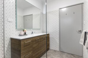 Douche, sèche-cheveux, serviettes fournies, savon