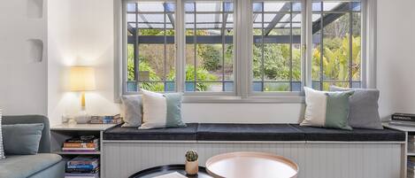 电视、壁炉、DVD 播放器、玩具