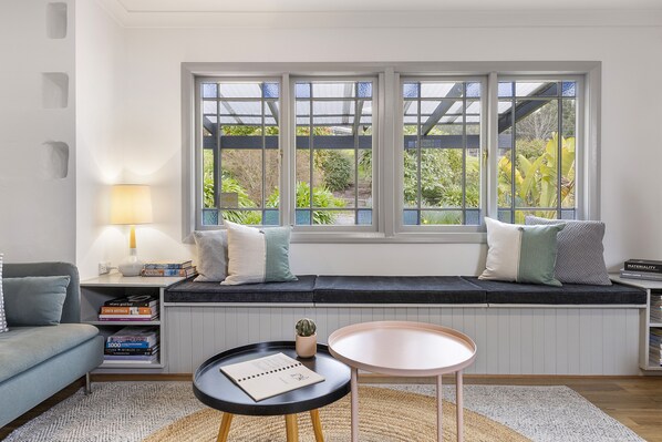 Télévision, cheminée, lecteur de DVD, jouets