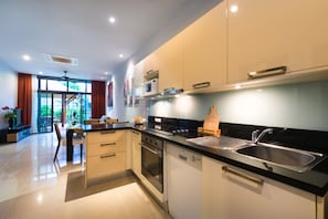 Réfrigérateur, micro-ondes, four, plaque de cuisson