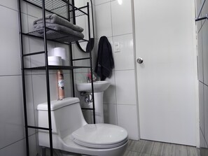 Shower, towels, soap, toilet paper - Spacious studio in historic center of Cusco (Cusco)