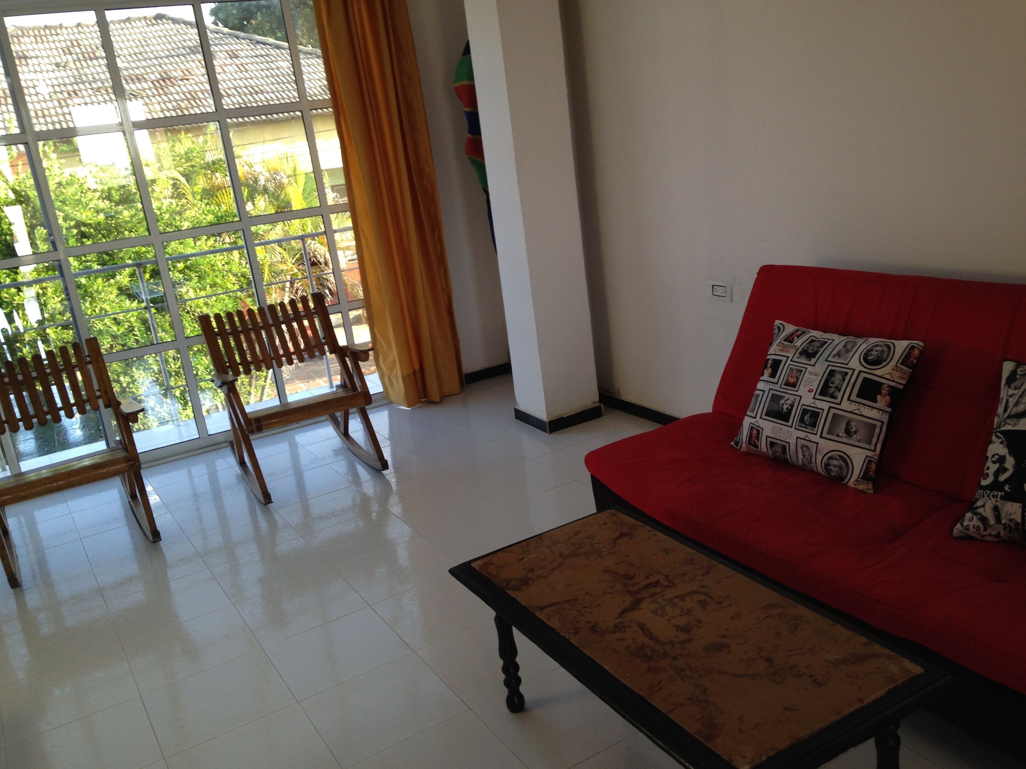 Cozy apartment 5 mins to the old city and airport.