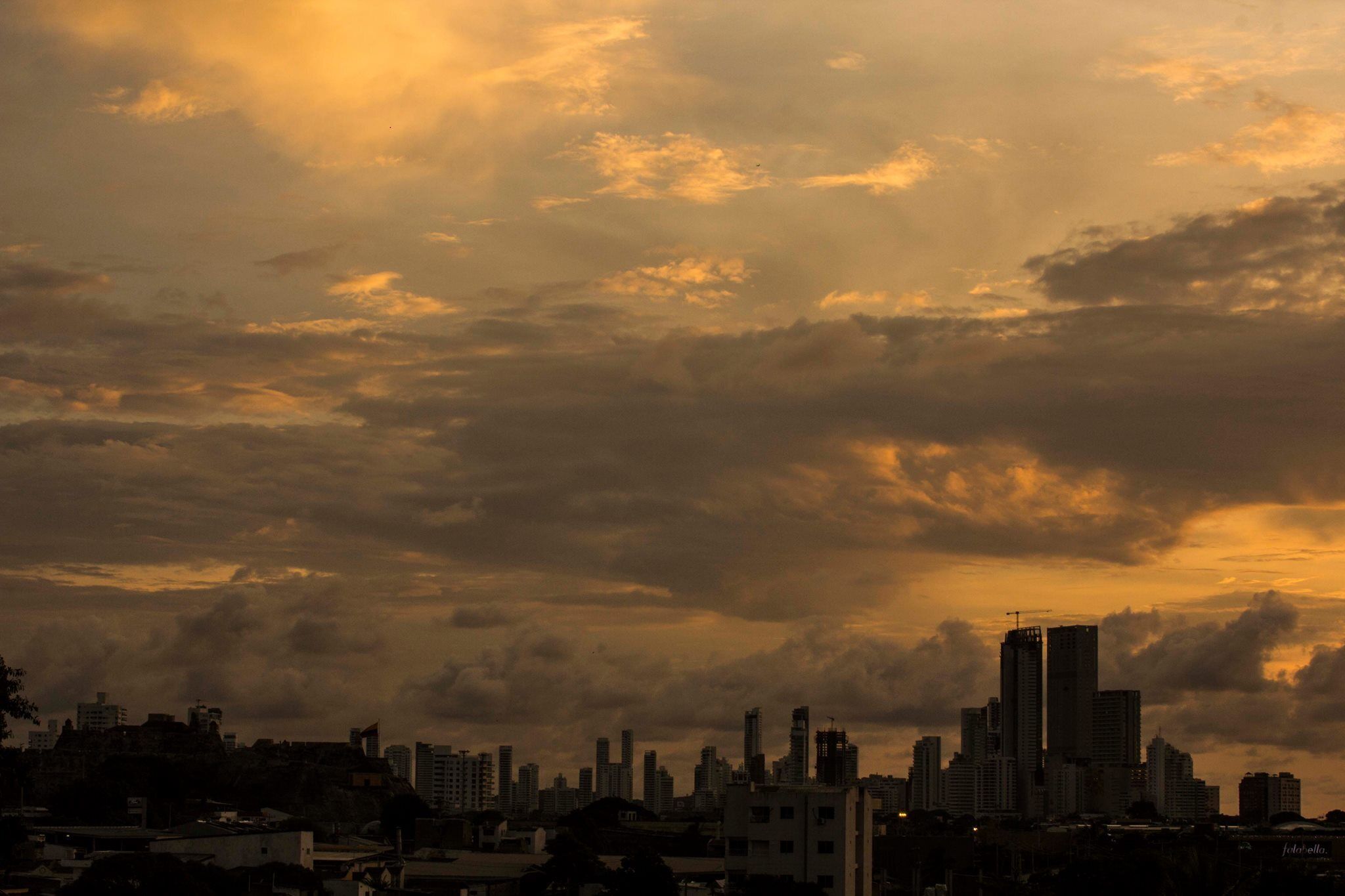 Cozy apartment 5 mins to the old city and airport.