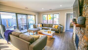 Smart TV, Netflix, DVD player, streaming services