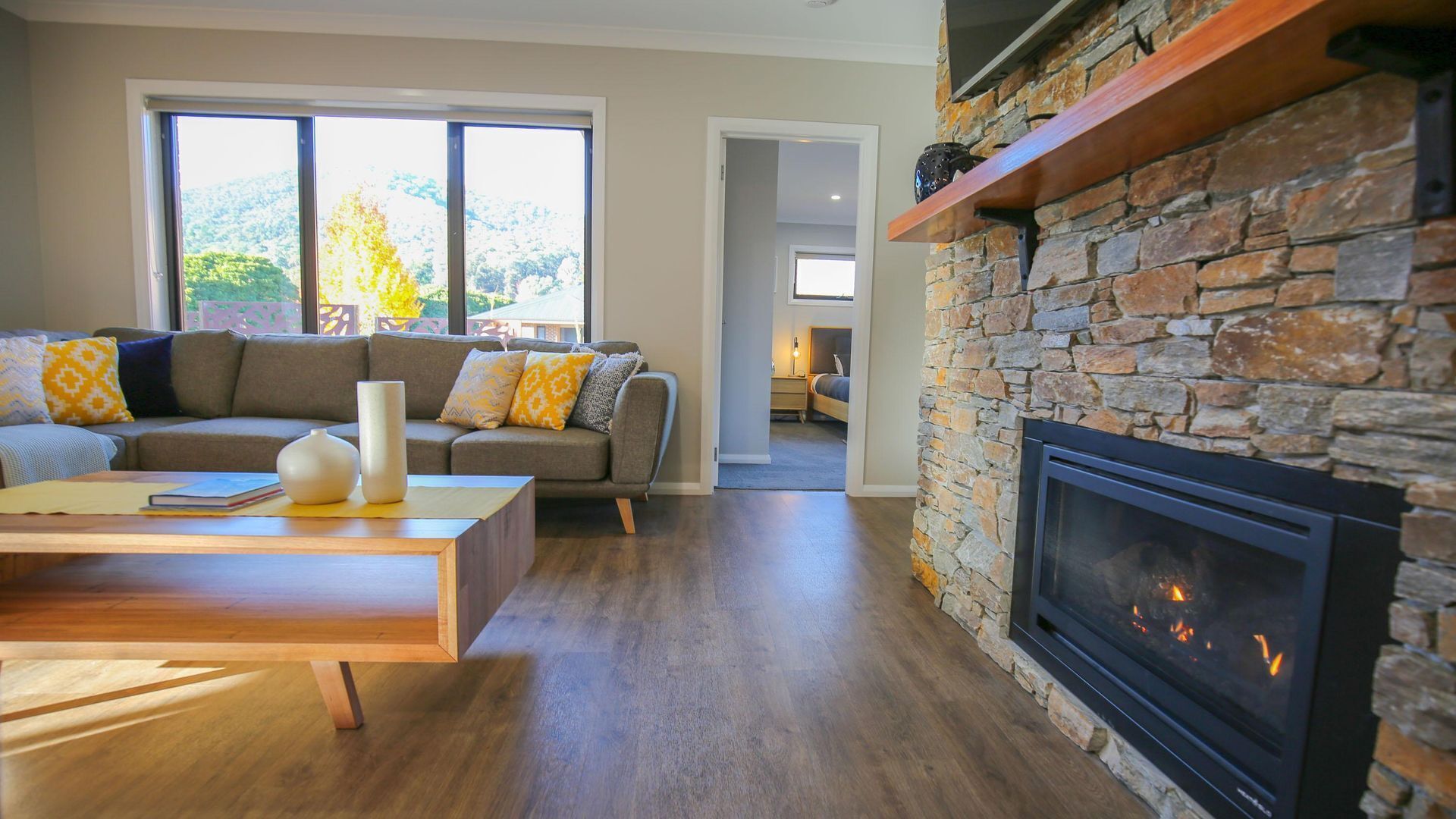 Smart TV, Netflix, DVD player, streaming services