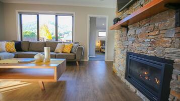 Smart TV, Netflix, DVD player, streaming services