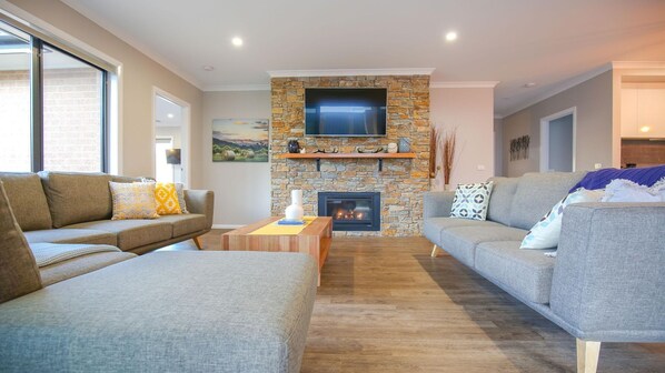 Smart TV, Netflix, DVD player, streaming services