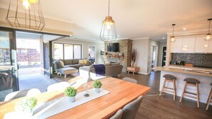 Smart TV, Netflix, DVD player, streaming services