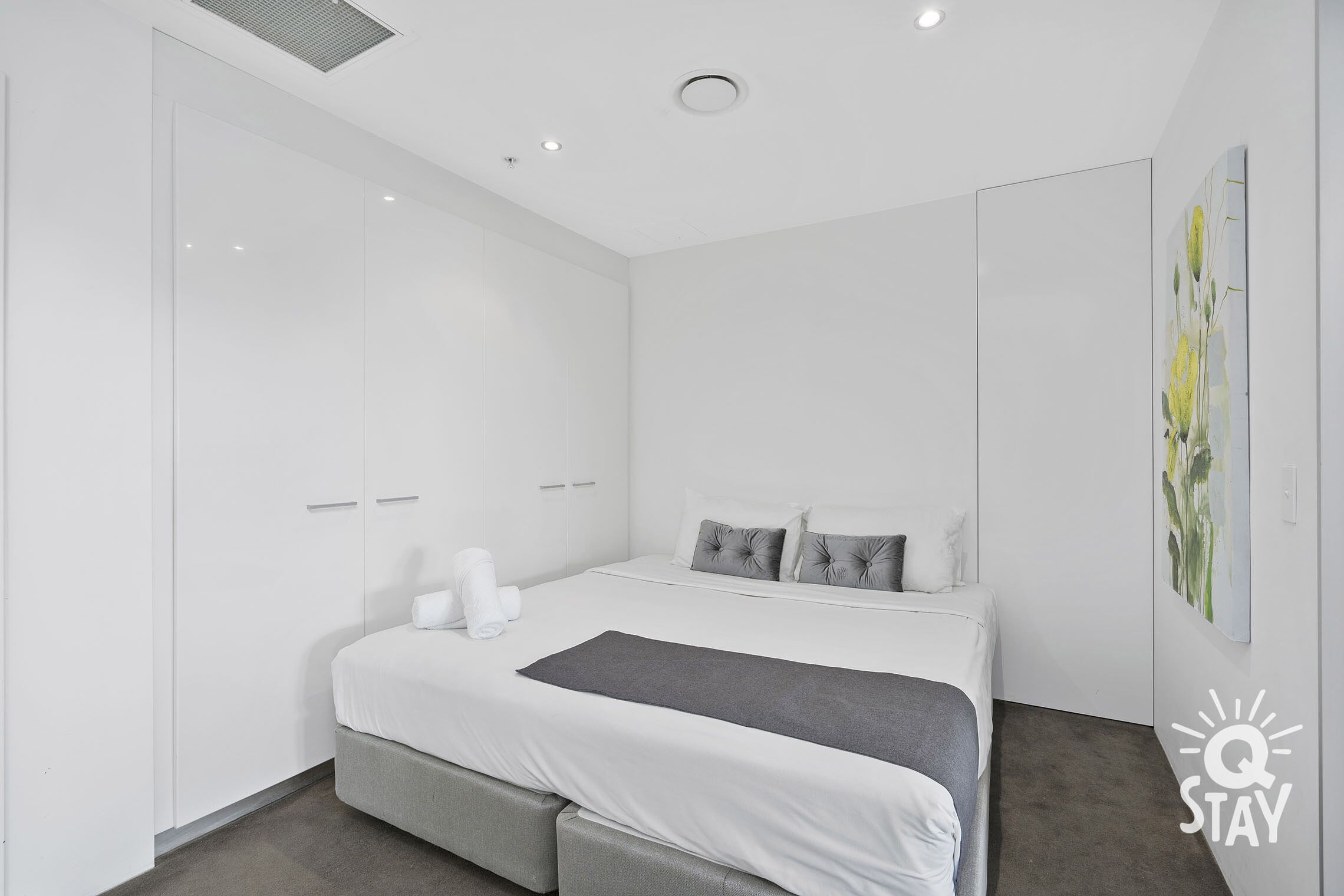 Circle on Cavill – 1 Bed + study — Q Stay — image 11