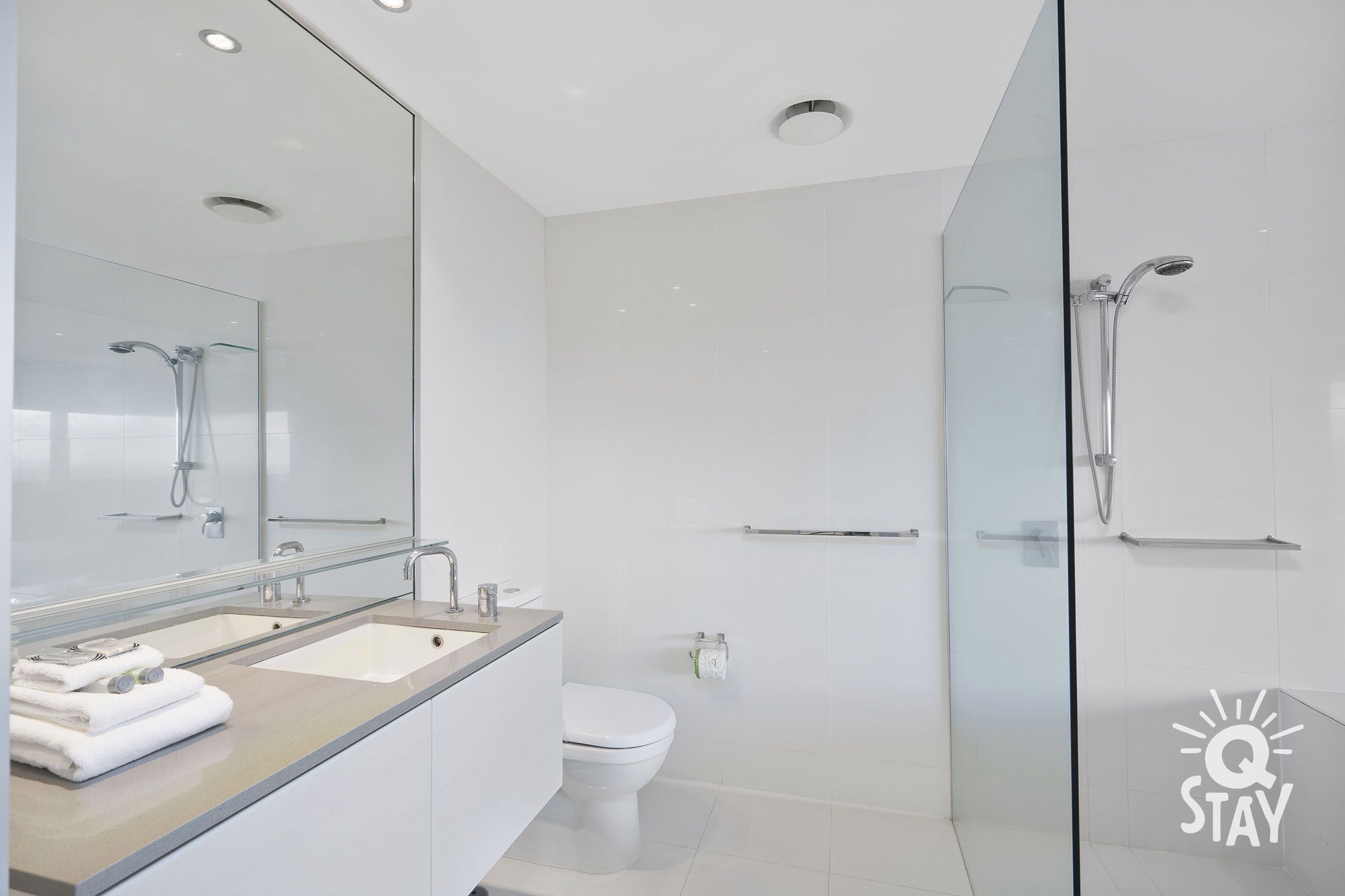 Circle on Cavill – 1 Bed + study — Q Stay — image 12