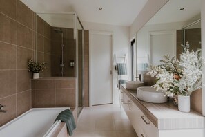 Een bad, een haardroger, handdoeken, zeep