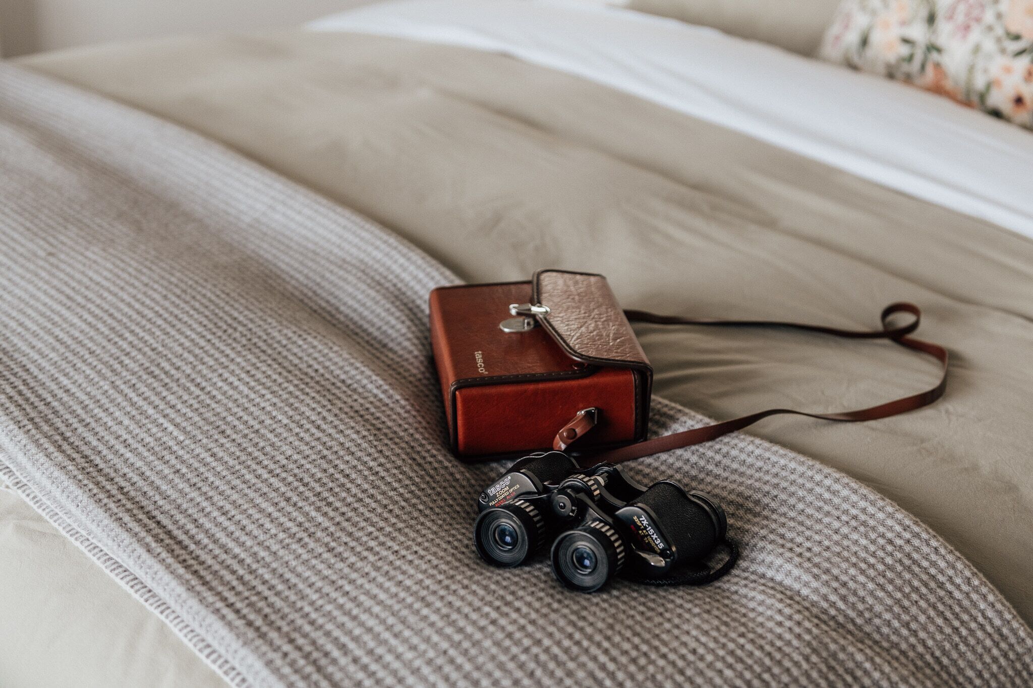 4 makuuhuonetta, työpöytä, silitysrauta/-lauta, vauvan matkasänky