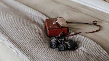 4 makuuhuonetta, työpöytä, silitysrauta/-lauta, vauvan matkasänky