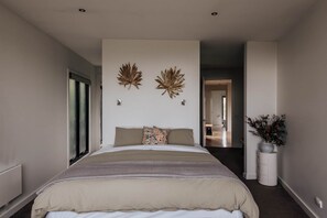 4 slaapkamers, een bureau, een strijkplank/strijkijzer, reisbedje