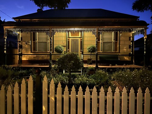 AAA Yapera on Lucan.  Central Bendigo house, Close to all Bendigo venues