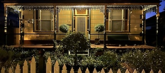 AAA Yapera on Lucan.  Central Bendigo house, Close to all Bendigo venues