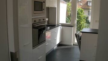 Een koelkast, een microgolfoven, een oven, een kookplaat