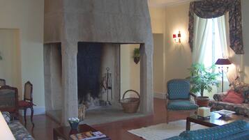 Een televisie en een open haard