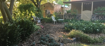 Ideal location to explore historic Strathalbyn, Wineries, good food and scenery