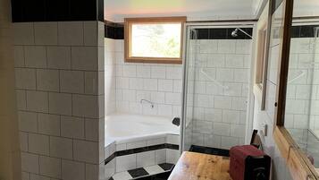 Shower, jetted bath, hair dryer, towels