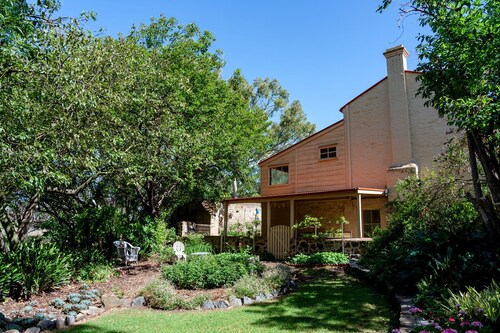 Ideal location to explore historic Strathalbyn, Wineries, good food and scenery