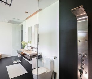 Bathtub, hair dryer, towels, shampoo - Villa Yang-5 BR Luxury Villa(Butler,Chef,Transfer) (Kamala)