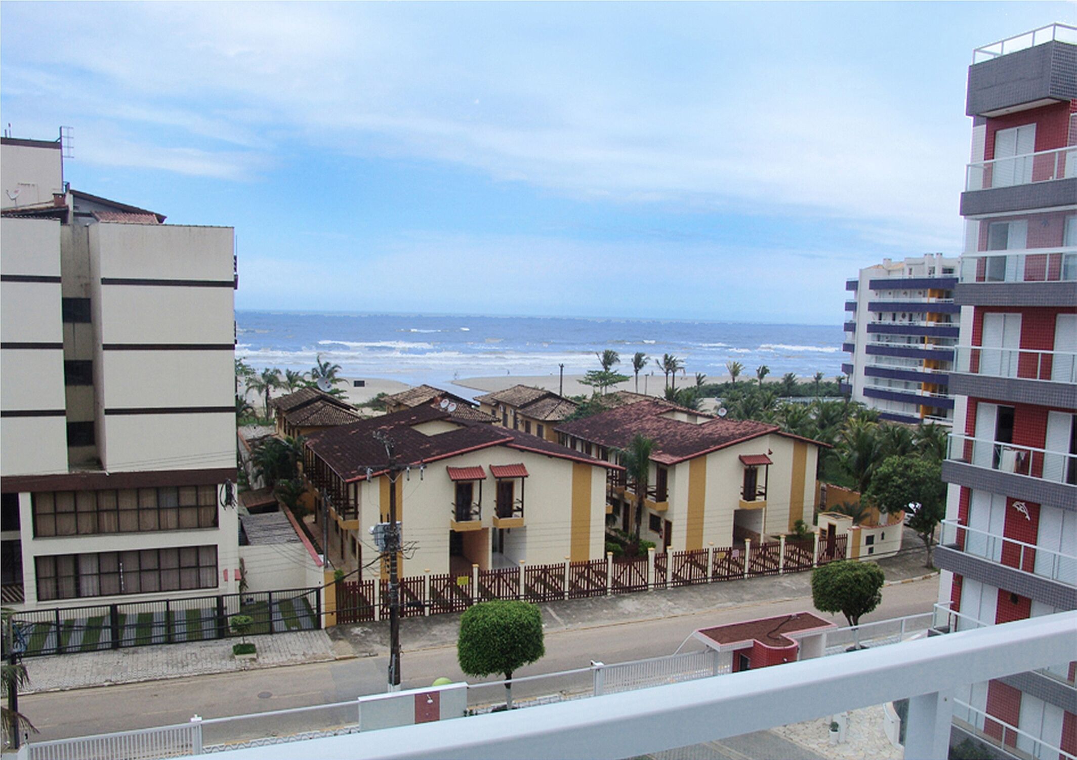 Apartment 50 m from the beach, 4th floor, with sea and mountain views.