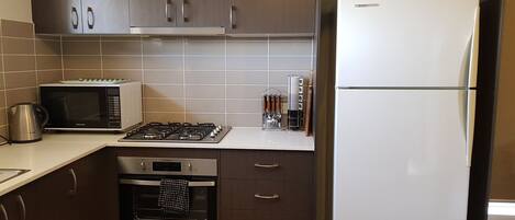 Kjøleskap, mikrobølgeovn, ovn og kokeplater