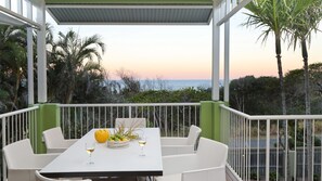 Outdoor dining - Verde by Salty Stays (Peregian Beach)